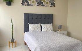 102 habitacion con baño y cocina e ingreso independiente